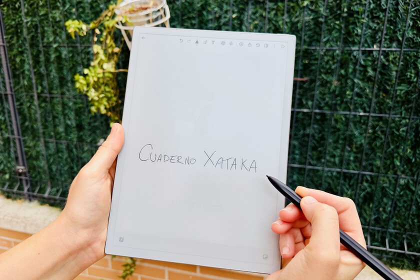 Llevo 2 meses tomando apuntes en clase usando un cuaderno hipervitaminado con IA y Android. Es el aliado que jamás esperé