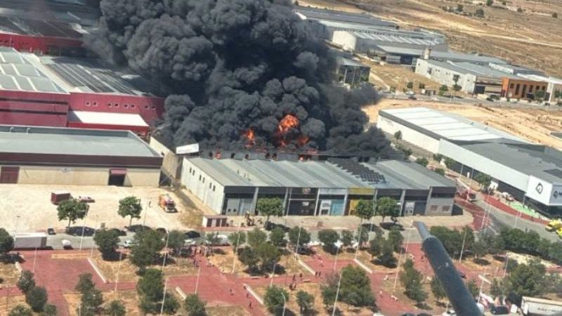 Un incendio declarado en un polígono de Yecla (Murcia) "afecta a dos naves" de la marca de calzado y complementos: Xti
