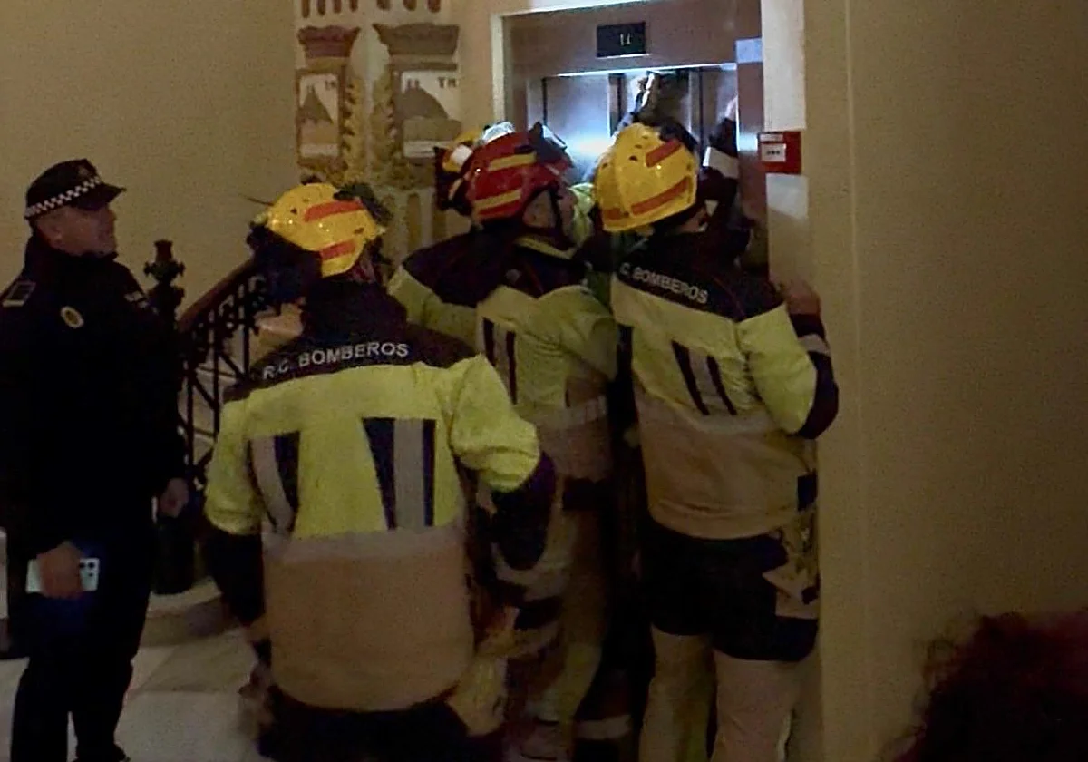 El ascensor de la Casona sigue dando sustos: cinco vecinos de Lagunillas que iban al pleno se quedan 45 minutos atrapados