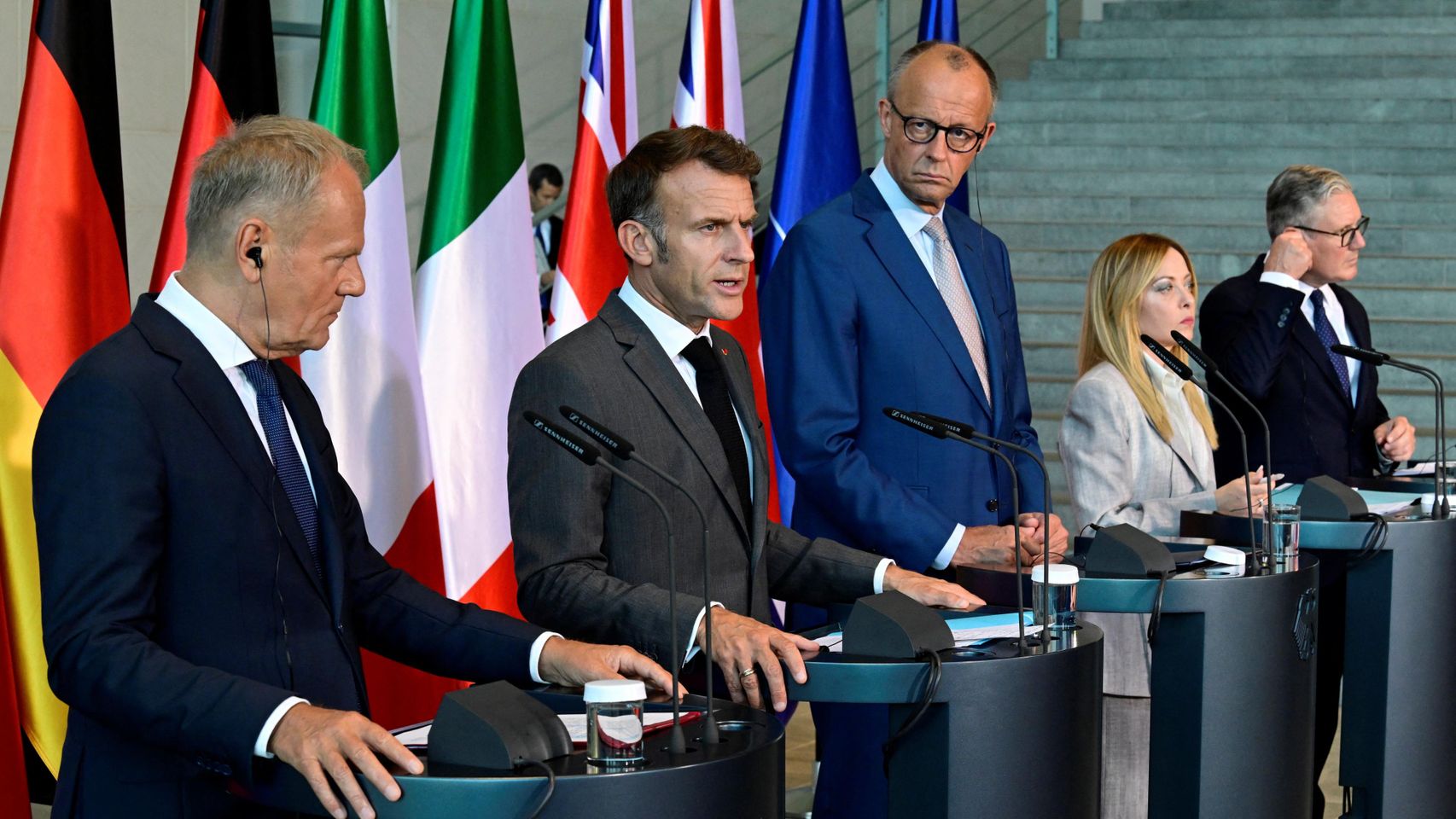 Merz, Macron, Meloni, Starmer y Tusk pactan reforzar el pilar europeo de la OTAN en una minicumbre sin Sánchez