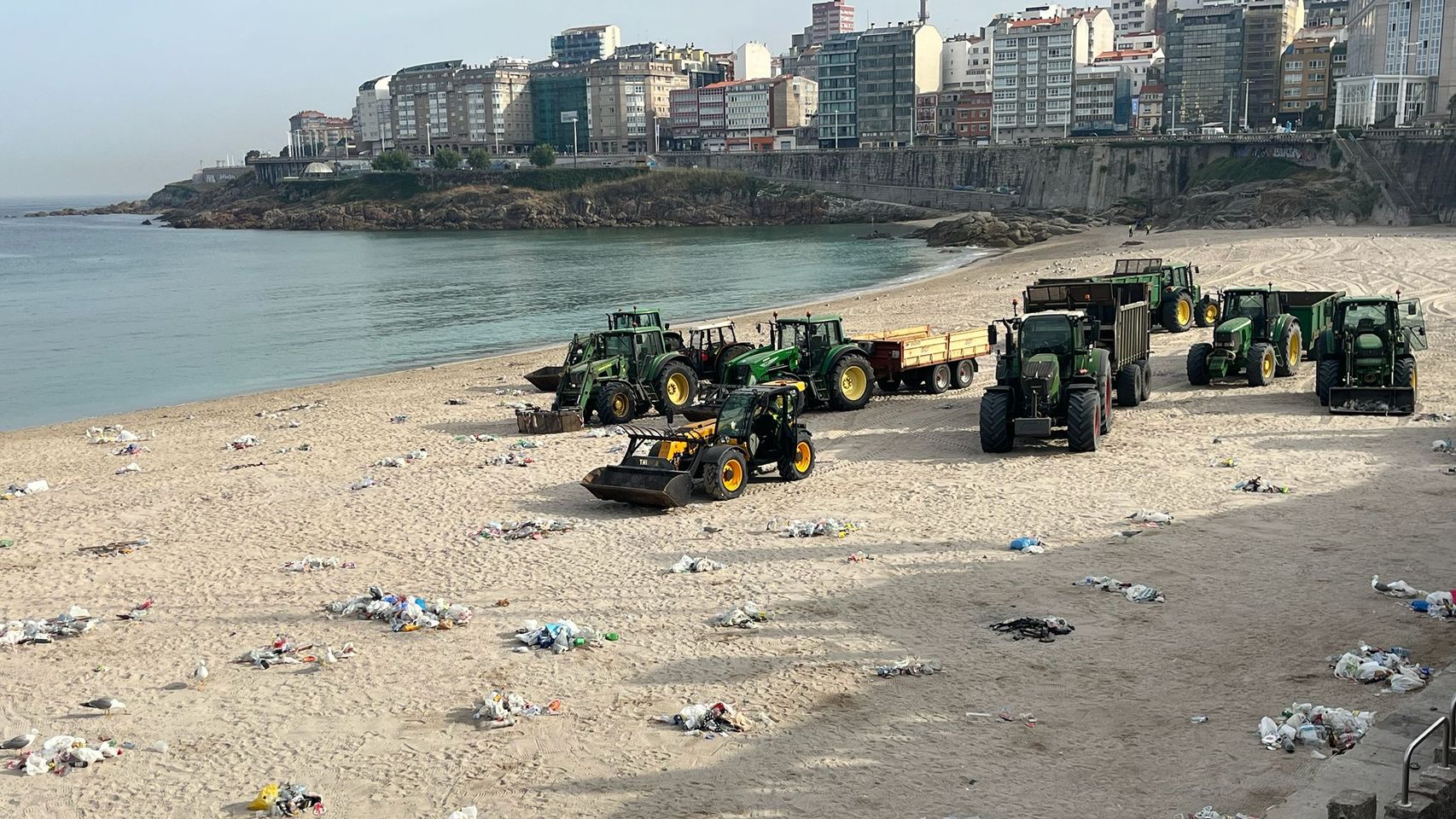 A Coruña celebra el San Juan más limpio de los últimos años: 22,7 toneladas, la mitad que en 2025