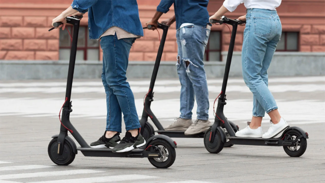 La DGT pone el límite en 15 años para los patinetes eléctricos y los menores se quedan sin alternativa clara