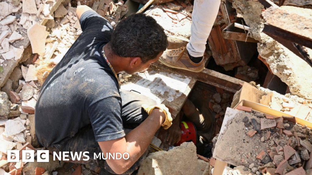 "Los rescatistas no dan abasto. Están sacando a la gente con uñas y dientes": la desesperación por salvar a las personas que se encuentran bajo los escombros en Venezuela