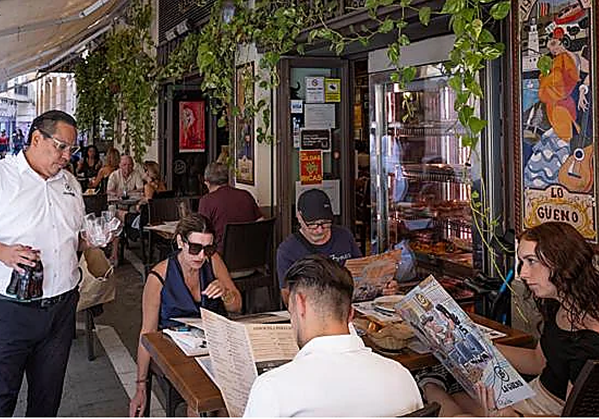 Los andaluces salieron menos de bares y restaurantes el año pasado para pagar la subida de la vivienda y los gastos del coche