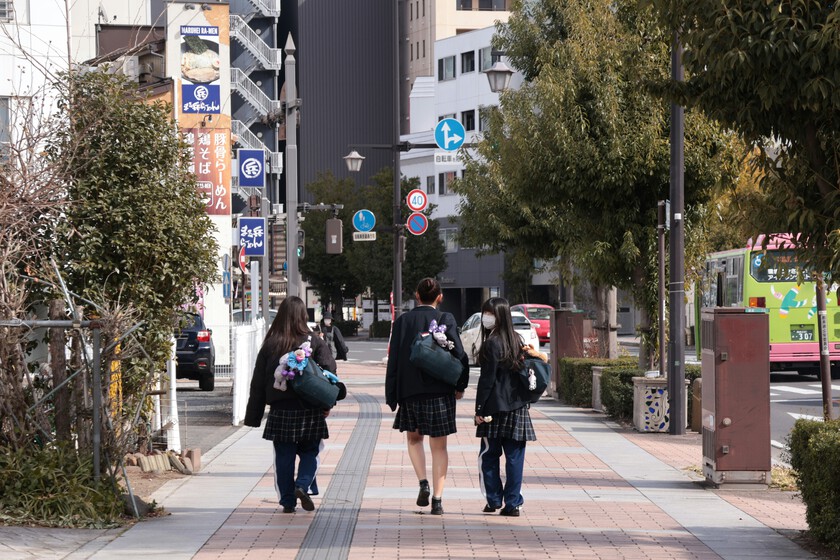 Japón vive una crisis insólita: la de "voyeurs" que sacan fotos a chicas por debajo de la falda