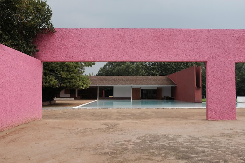 Creíamos que el aire acondicionado era la única forma de combatir el calor. Un arquitecto mexicano lleva décadas enfriando casas con pintura