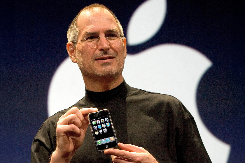 En 2007, Steve Jobs salió al escenario con un iPhone que apenas funcionaba: lo salvó un guion que no admitía ni un desvío