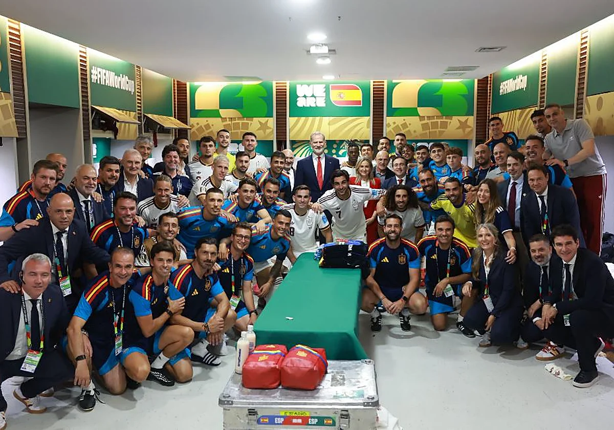 El Rey, rodeado de futbolistas históricos, vibró con la victoria de España