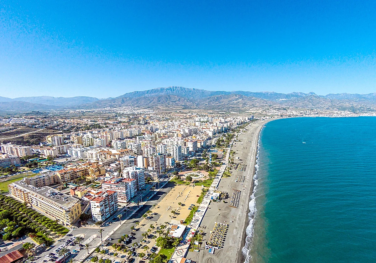 Muere un bañista de 65 años tras ser rescatado en la playa de Torre del Mar