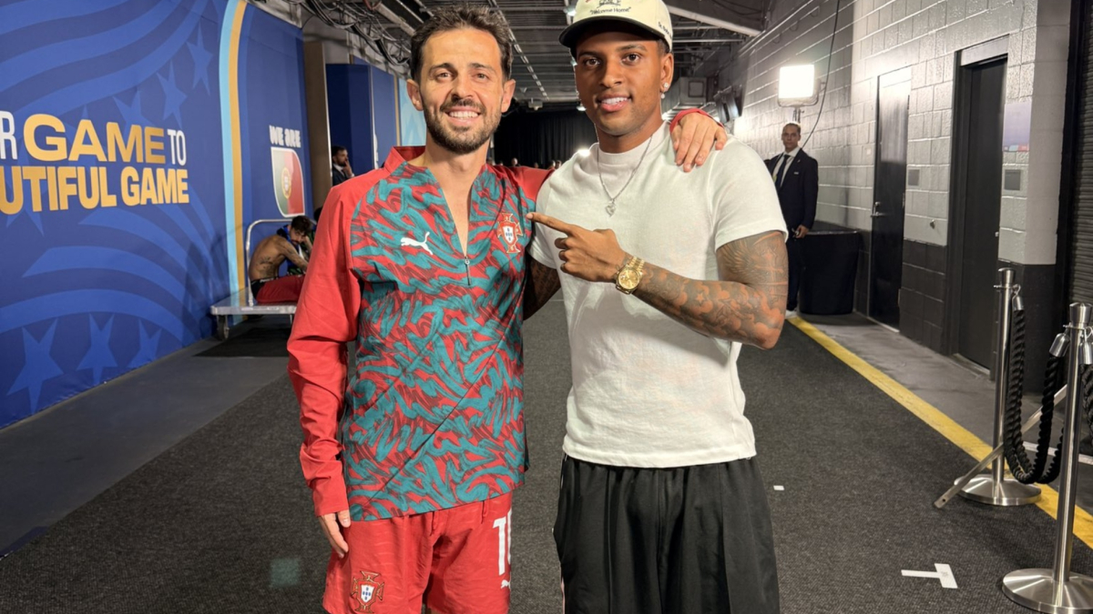 Rodrygo se saca la primera 'foto de equipo' con Bernardo Silva