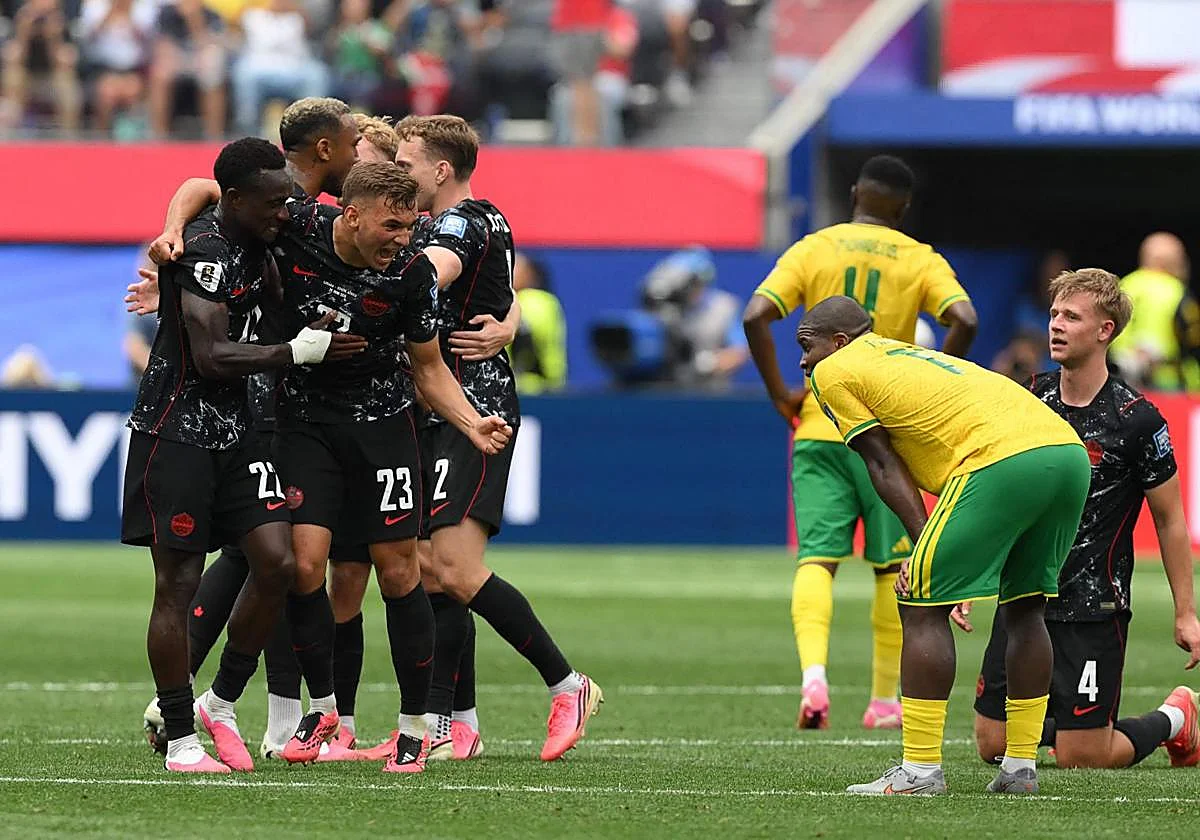 Eustáquio tumba a Sudáfrica en el descuento y mete a Canadá en octavos