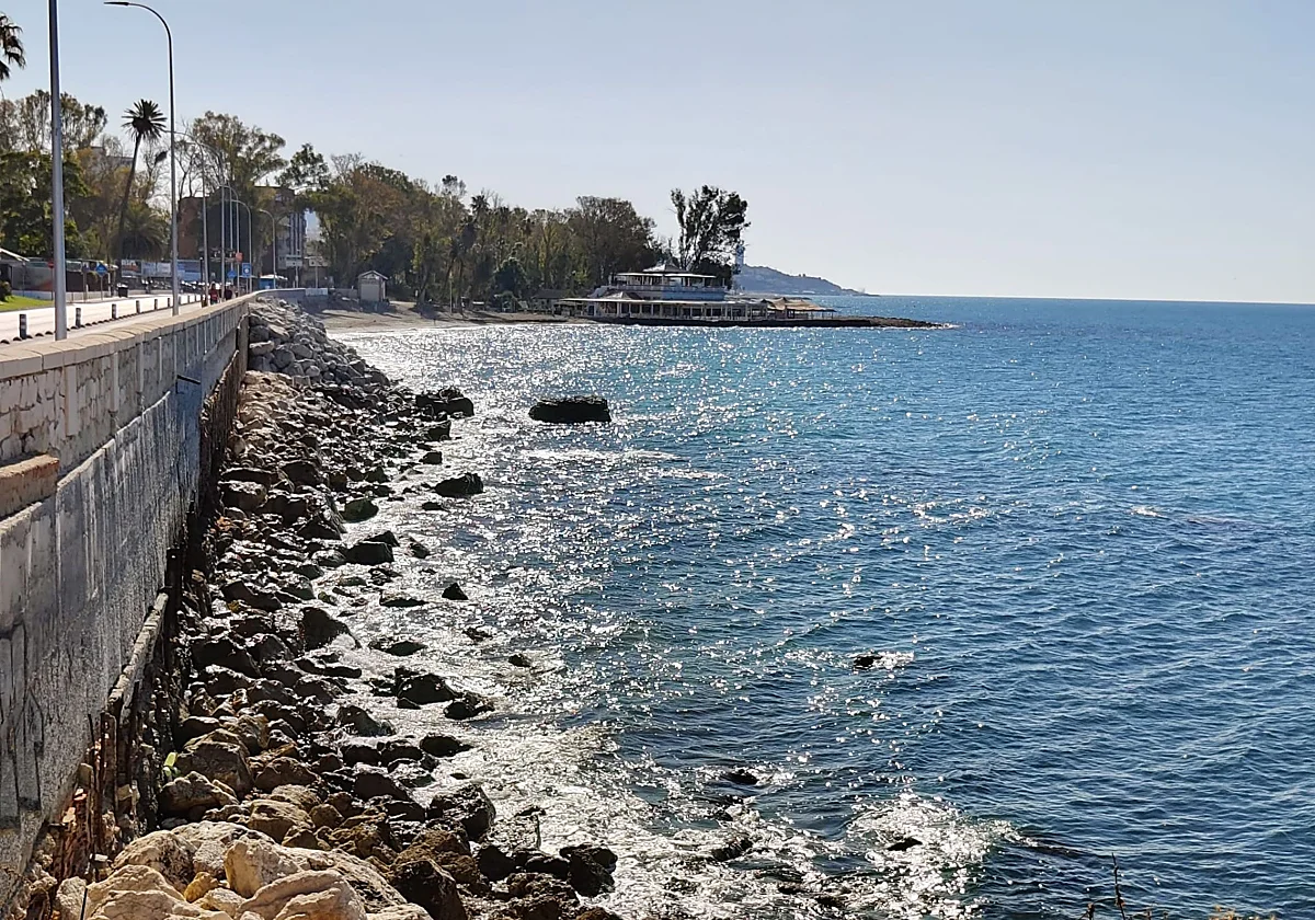 Empiezan las obras de los espigones para ampliar la playa de los Baños del Carmen