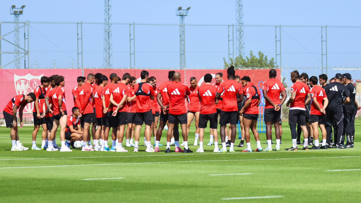 El Sevilla, a siete días de la vuelta al trabajo y la casa por barrer