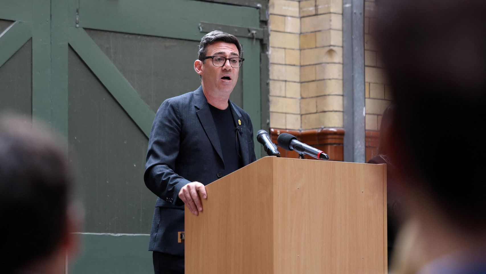 Burnham presenta su plan para Reino Unido: llevarse parte del Gobierno a Mánchester y descentralizar competencias