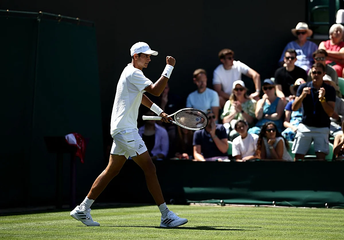 Jódar debuta en Wimbledon con un contundente triunfo ante Gill