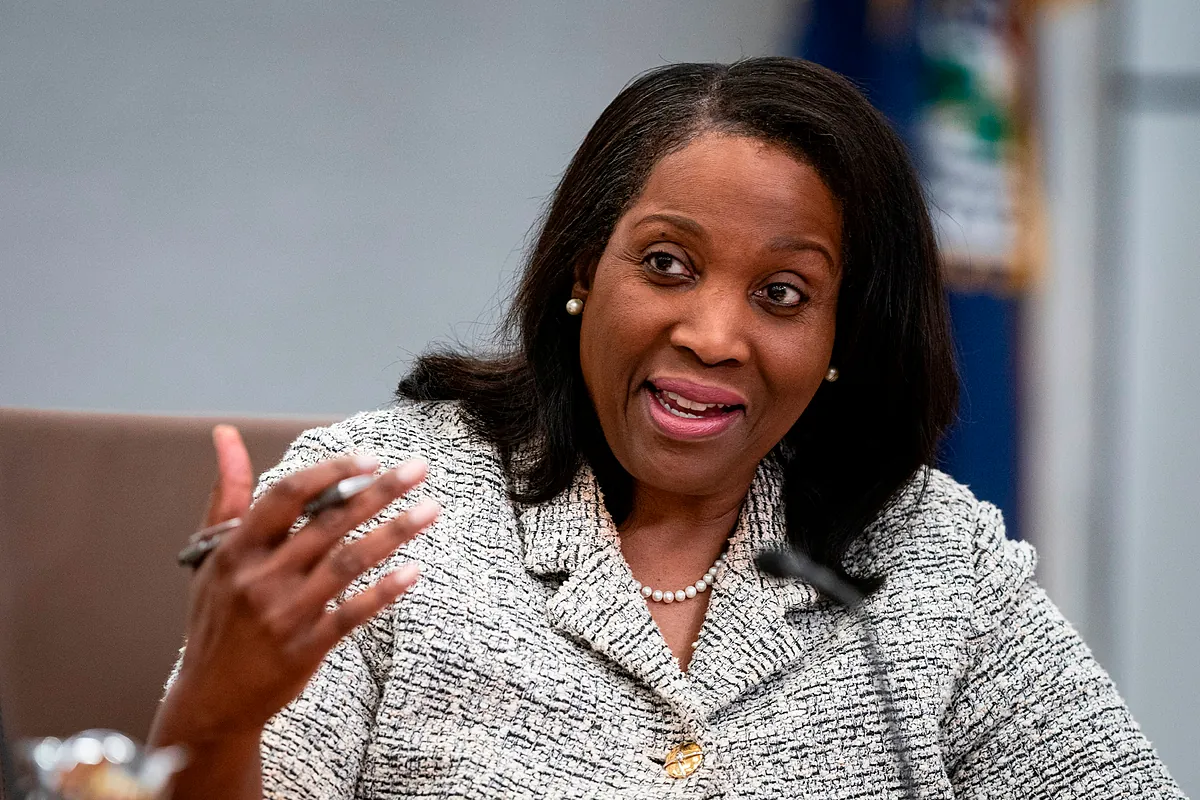 El Supremo de EEUU rechaza la destitución de Lisa Cook, gobernadora de la Reserva Federal