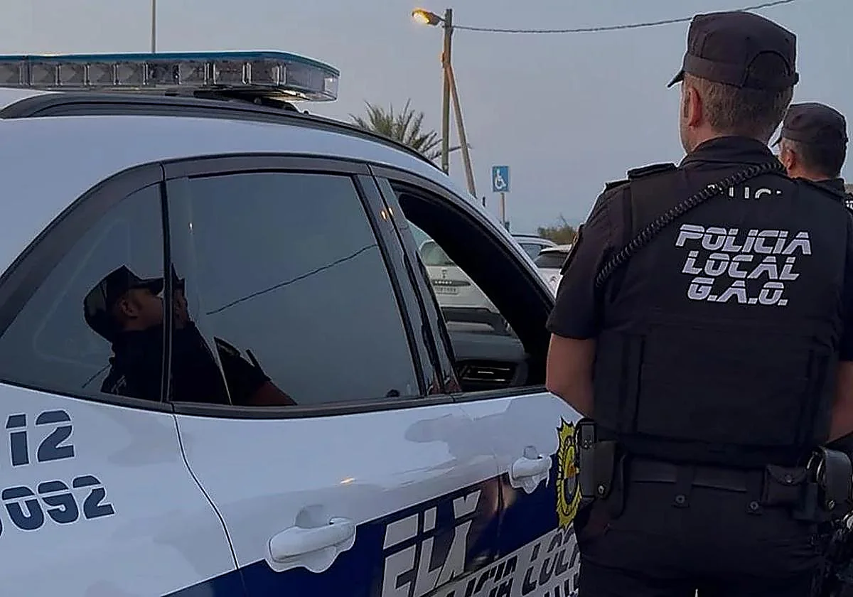 Asesinan a golpes a dos hombres y se atrincheran en un chalé de La Marina, en Elche