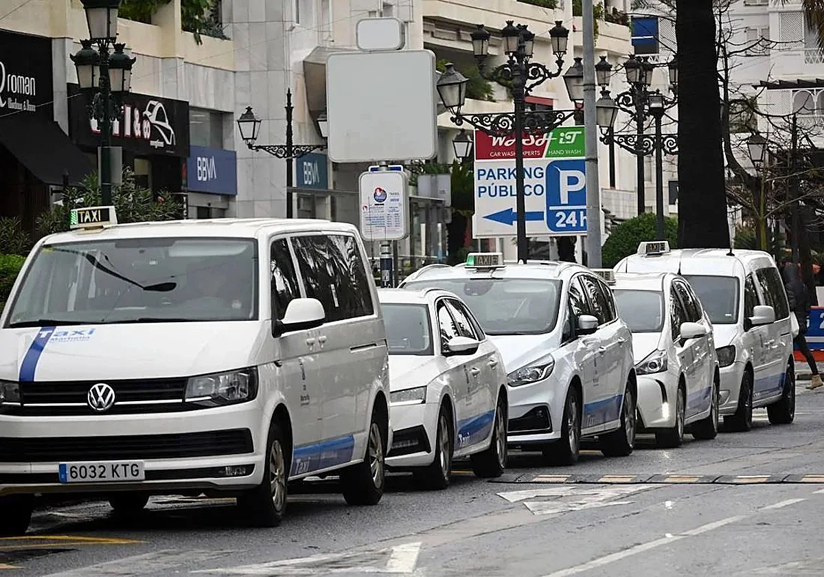 Los taxistas responden: «No faltan licencias; es el tráfico, que está saturado»