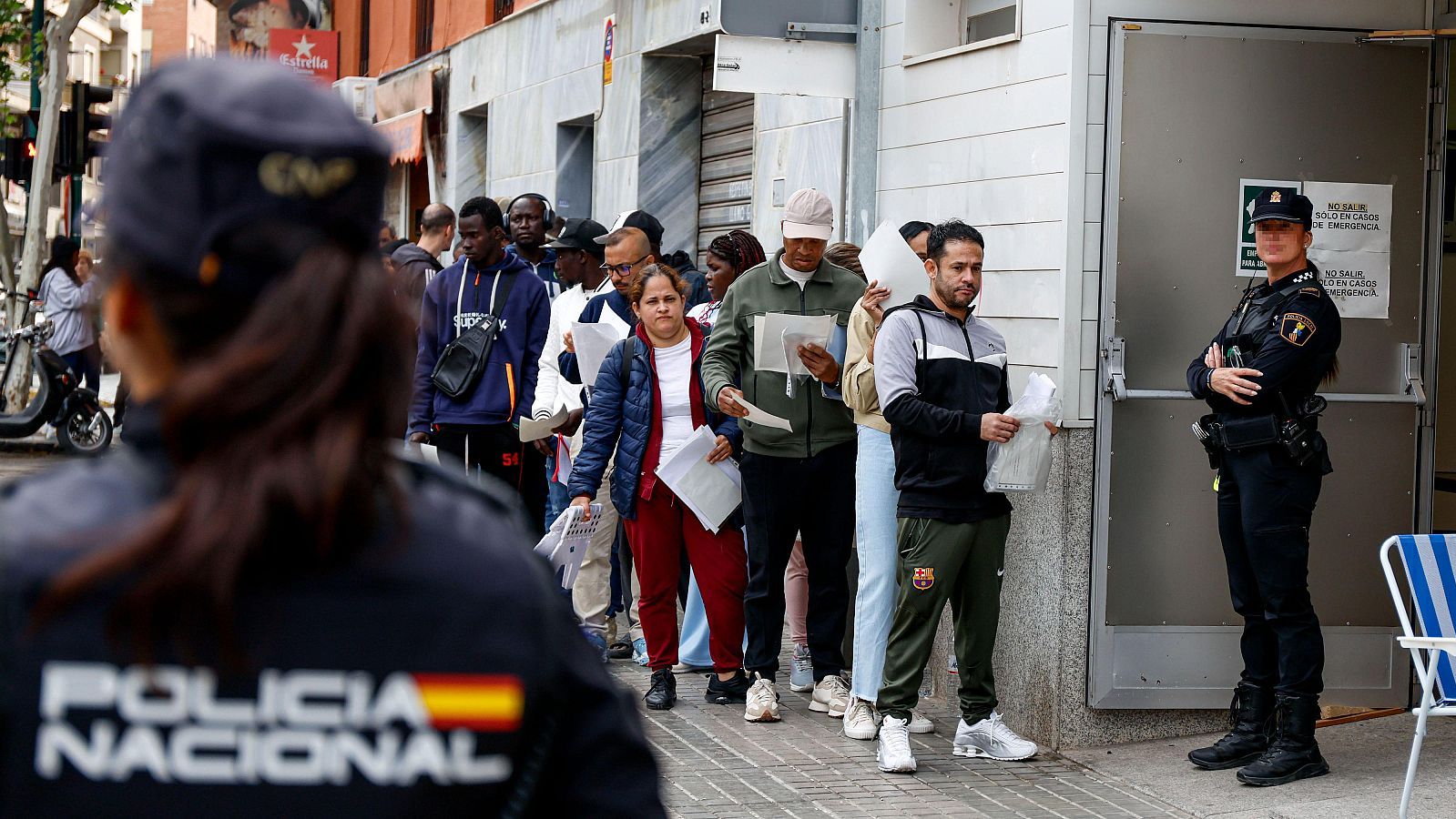 Extranjería tenía razón: las solicitudes de regularización de migrantes rozan los 1,3 M frente a los 500.000 que dijo Sánchez