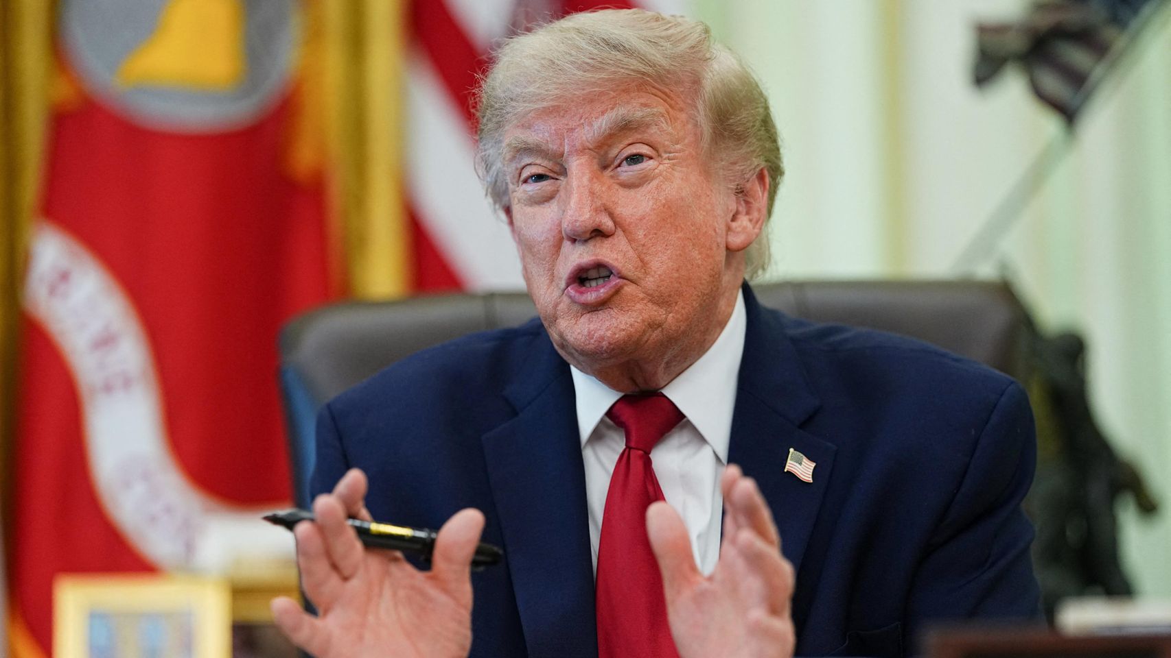 Trump ignora las violaciones del alto el fuego de Irán y envía a sus emisarios a renegociar en Catar la reapertura de Ormuz
