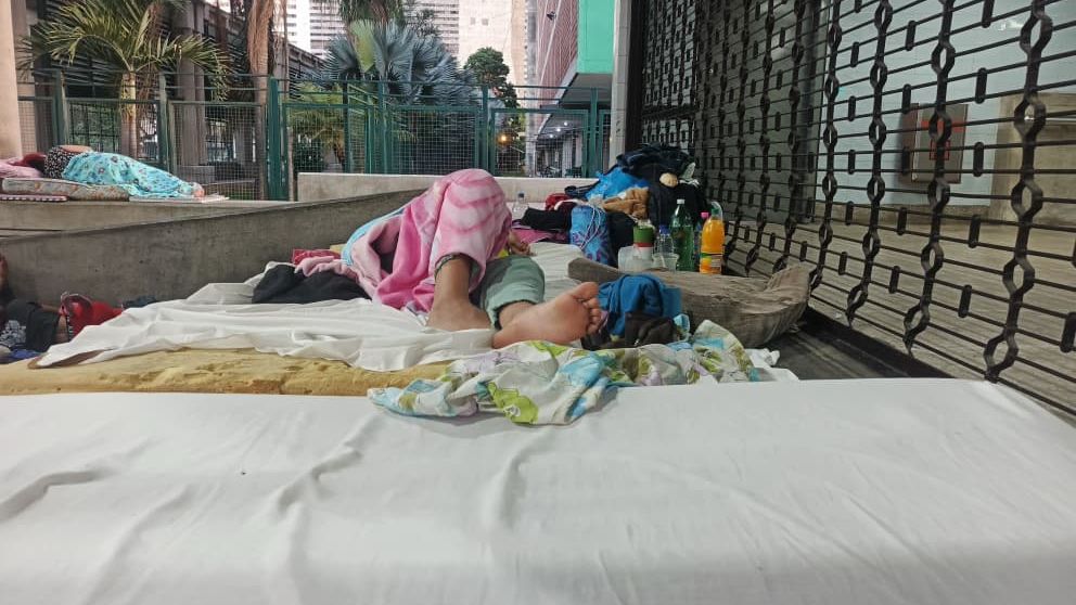 Miles de venezolanos duermen en plena calle: el Gobierno chavista les anima a volver a casa sin garantías de seguridad