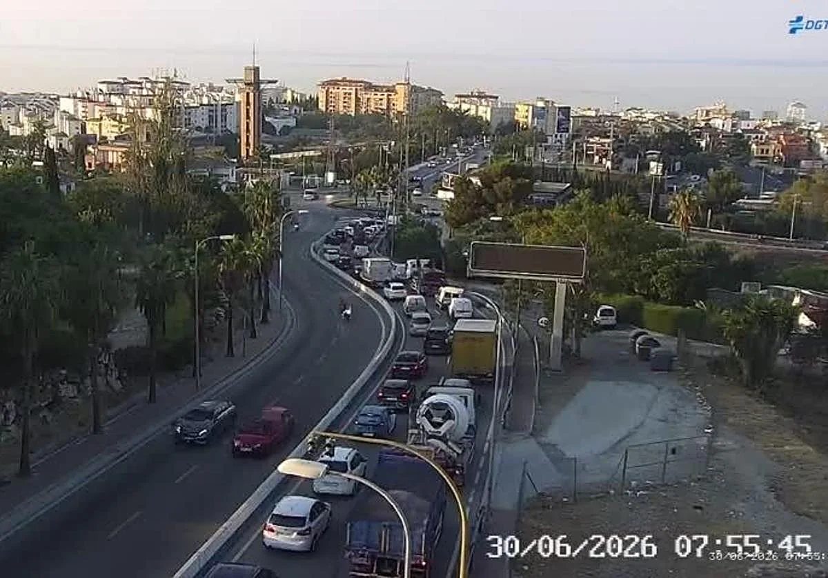 Un reventón de la rueda de un camión complica el tráfico en la A-7 en Marbella