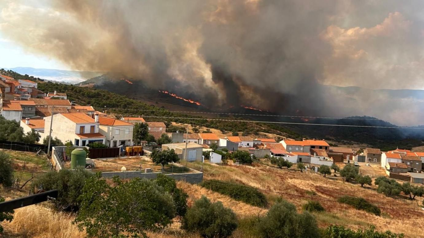 El incendio de Huertezuelas entra en fase de estabilización y sus vecinos podrán volver a sus casas en las próximas horas