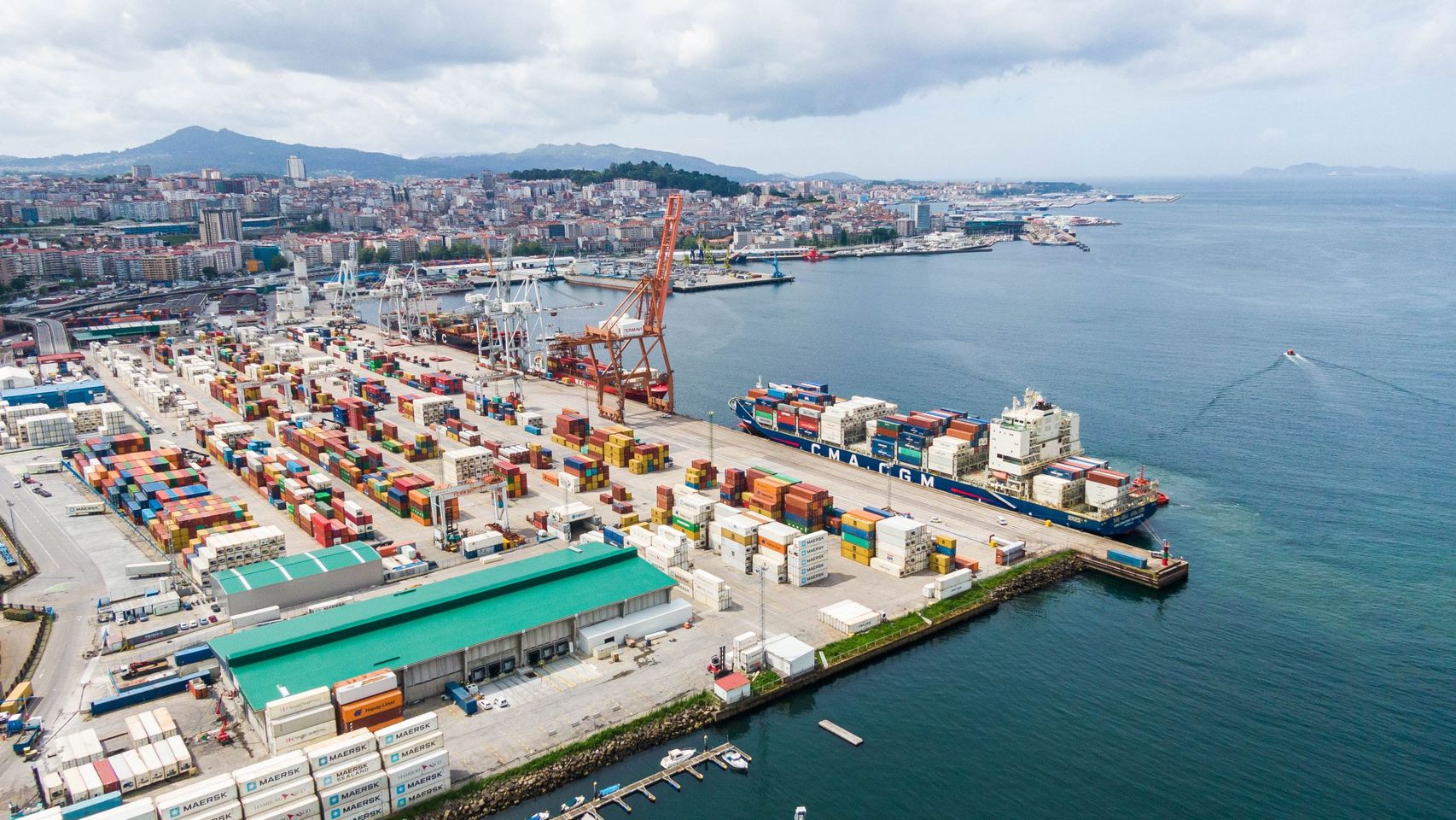 Un camionero herido tras volcar en el interior del puerto comercial de contenedores de Vigo