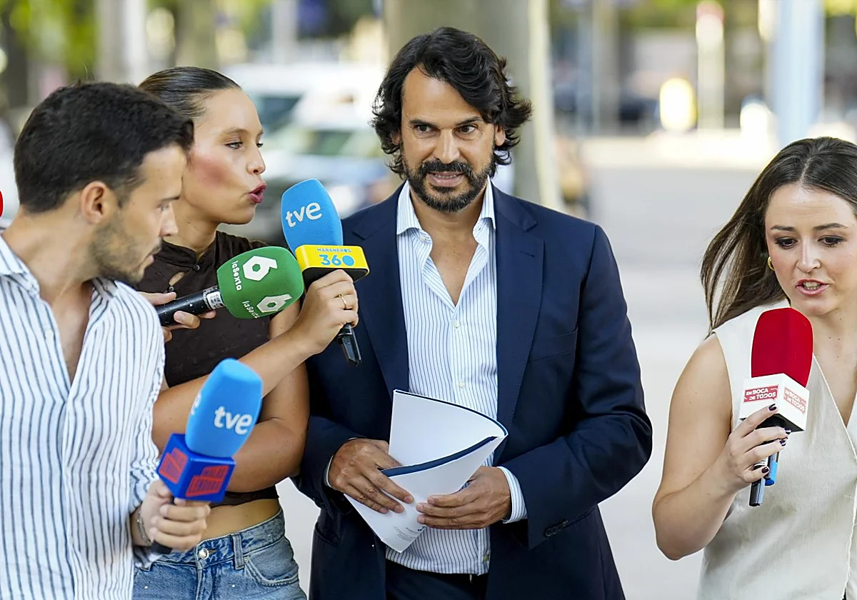 La pareja de Ayuso admite que pasó a Miguel Ángel Rodríguez la foto de dos periodistas