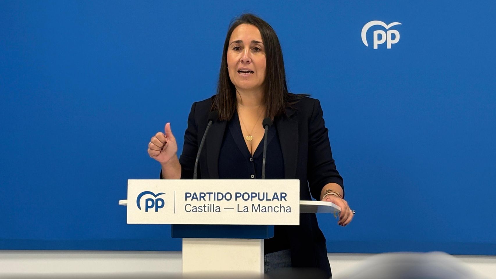 El PP de Castilla-La Mancha señala a Page por tener "a niños dando clase en barracones y en colegios apuntalados"