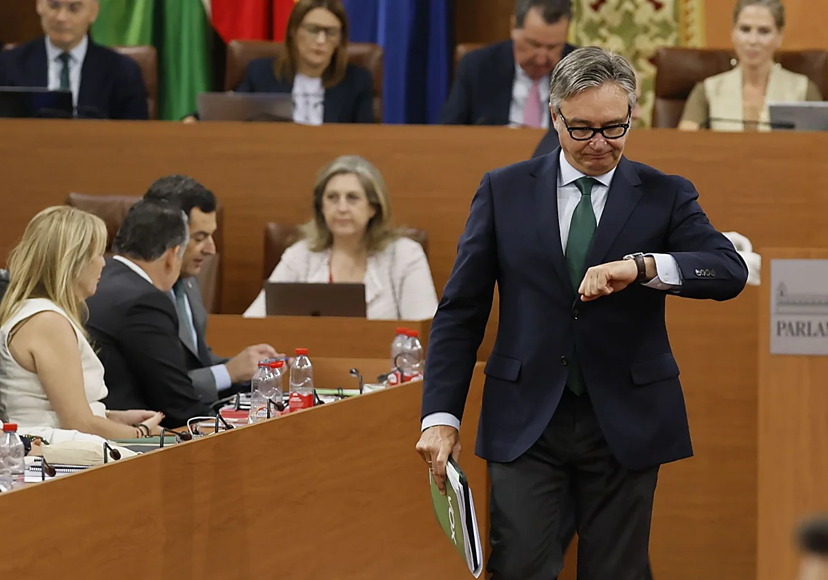Vox vota 'no' a Juanma Moreno mientras amasa un pacto de Gobierno