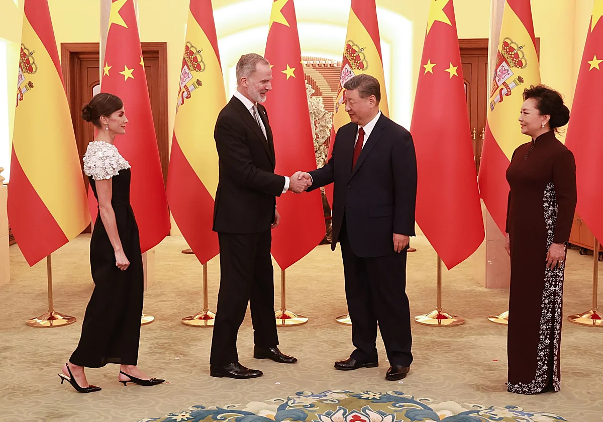 De un teléfono móvil del presidente de China a una máscara funeraria de Tutankamón, los regalos a la Familia Real en 2025