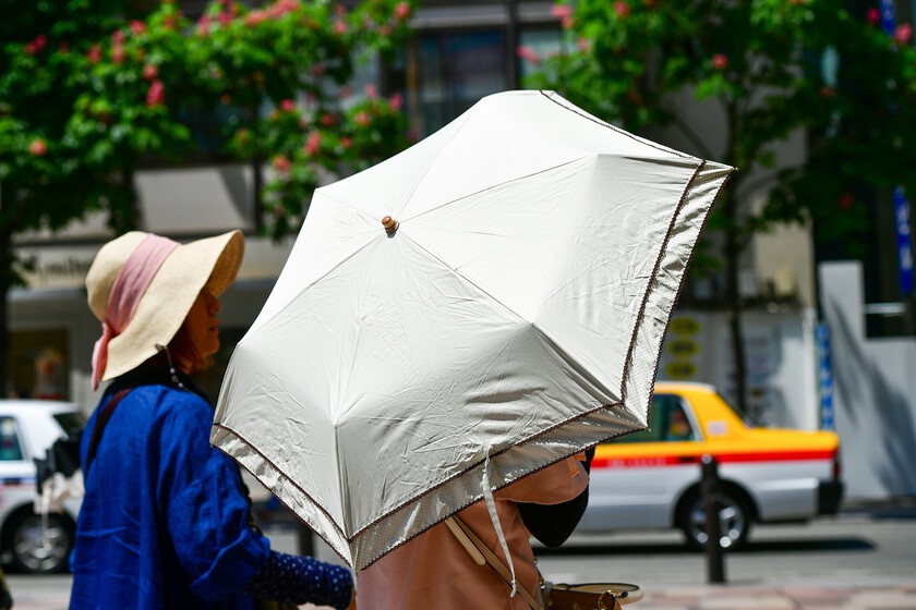 Usar paraguas contra el sol es la última moda en España. La ciencia tiene claro hasta qué punto nos protege realmente