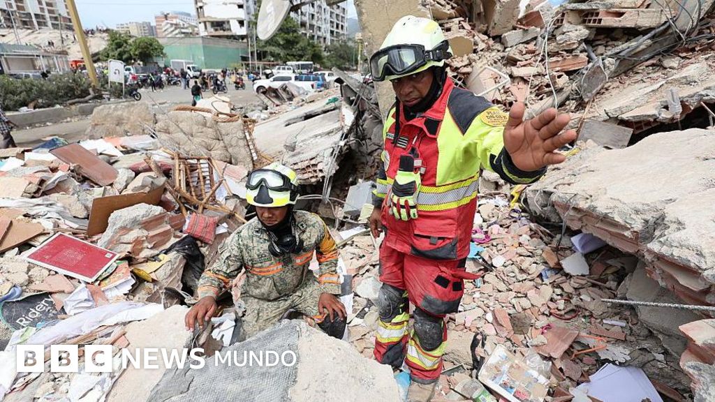 "¡Que nadie se mueva!": los tensos 10 minutos de silencio en los que todo se detiene para tratar de oír voces bajo los escombros