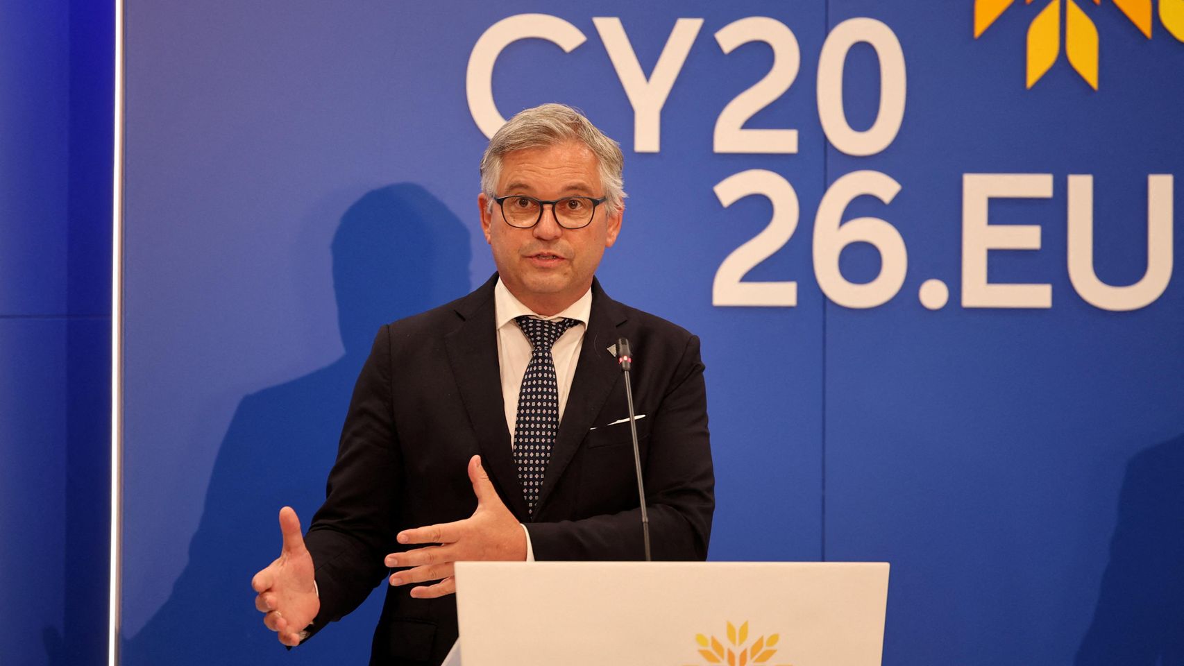 El PPE, que lidera 12 Gobiernos europeos, censura la regularización de Sánchez: "Genera efecto llamada"
