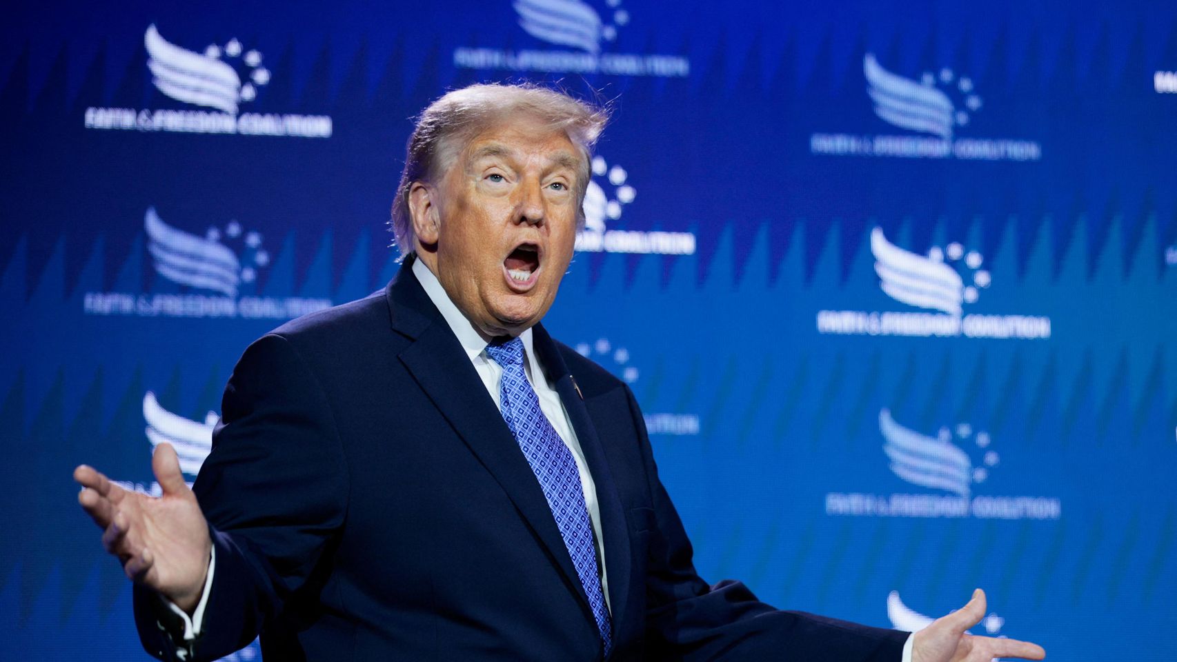 Donald Trump declara que ha ingresado más de mil millones de dólares tan sólo con sus criptomonedas en un año