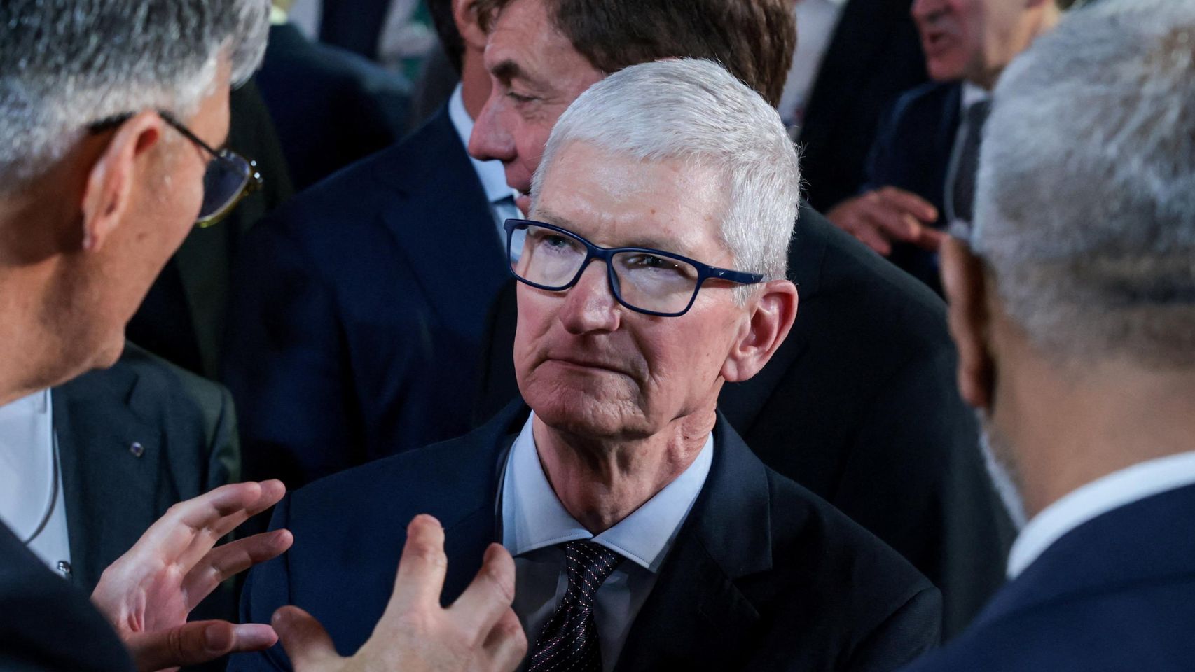 Tim Cook se reúne con Bruselas para desbloquear la llegada de Siri AI a Europa: "Ha sido un intercambio constructivo"