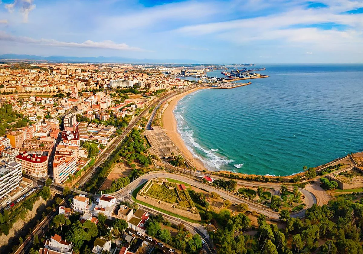 Sleeping man dies after being run over by cleaning vehicle on Catalan beach