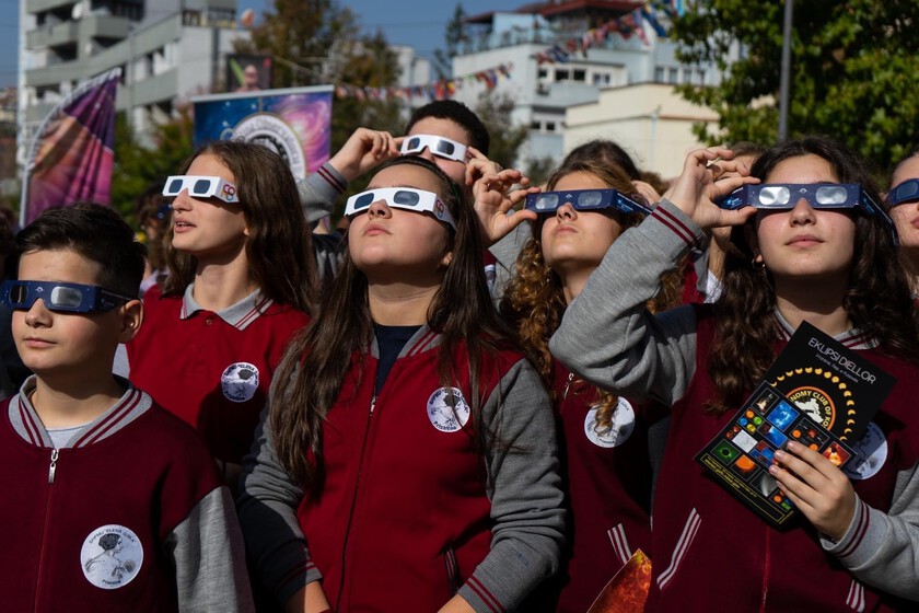 Encontrar unas gafas homologadas para ver el eclipse es más complejo de lo que parece: aquí tienes una guía
