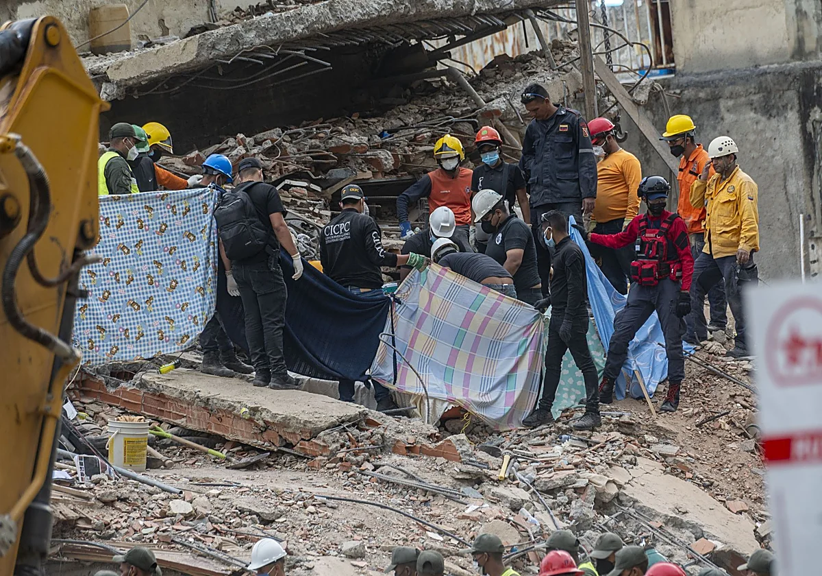 Venezuela entierra de forma masiva a sus muertos una semana después del sismo