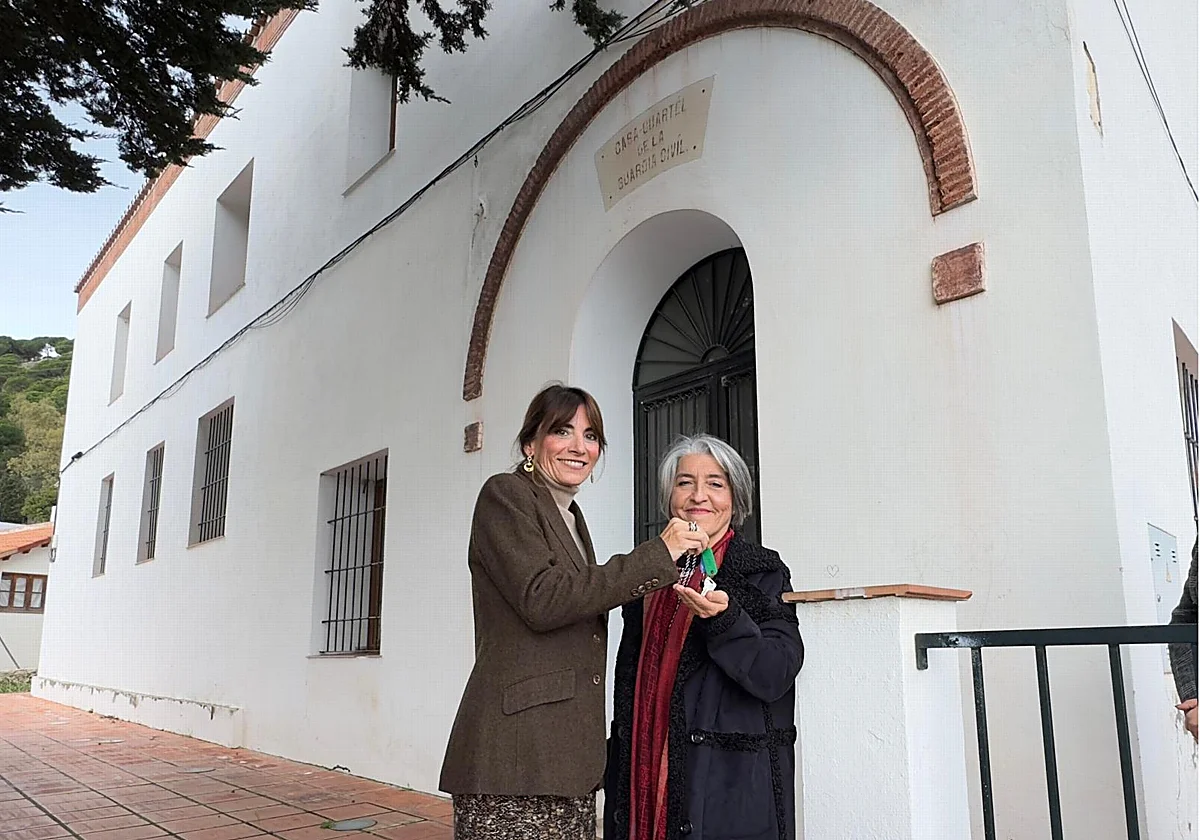 Mijas cede el antiguo cuartel de la Guardia Civil a la Asociación de Familiares de Enfermos de Alzhéimer