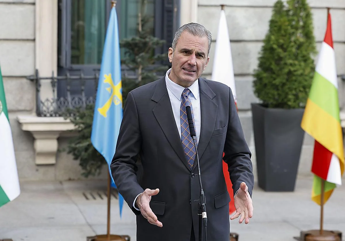 Abascal saca a Ortega Smith de la Ejecutiva de Vox