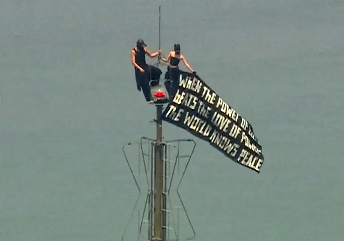 Una pareja de acróbatas escala el Empire State Building, despliega una pancarta y se compromete en la cima