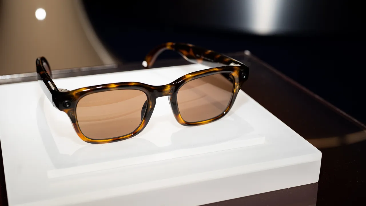 Meta empezará a cobrar las funciones de sus lentes inteligentes