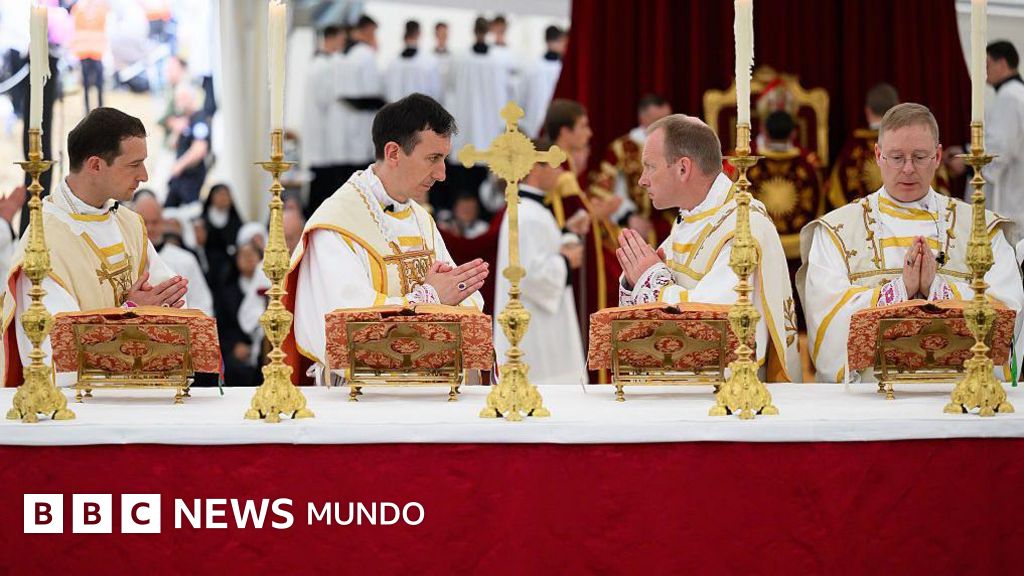 El Vaticano excomulga a los obispos rebeldes del grupo de los lefebvrianos y advierte de la misma pena a sus miles de seguidores