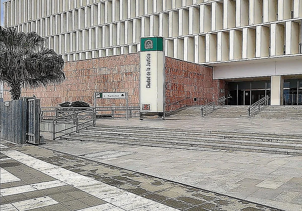 Reconocen como accidente laboral la baja de una trabajadora de Málaga tras descubrir una cámara oculta en el baño de la empresa