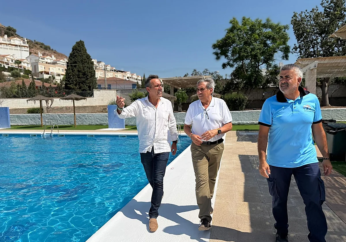 Rincón de la Victoria amplía las zonas de sombra de la piscina municipal