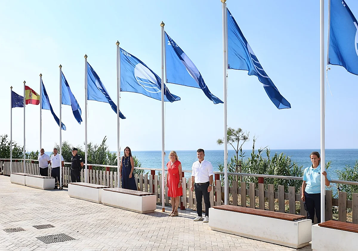 Marbella revalida su liderazgo en Andalucía con la izada de sus diez banderas azules