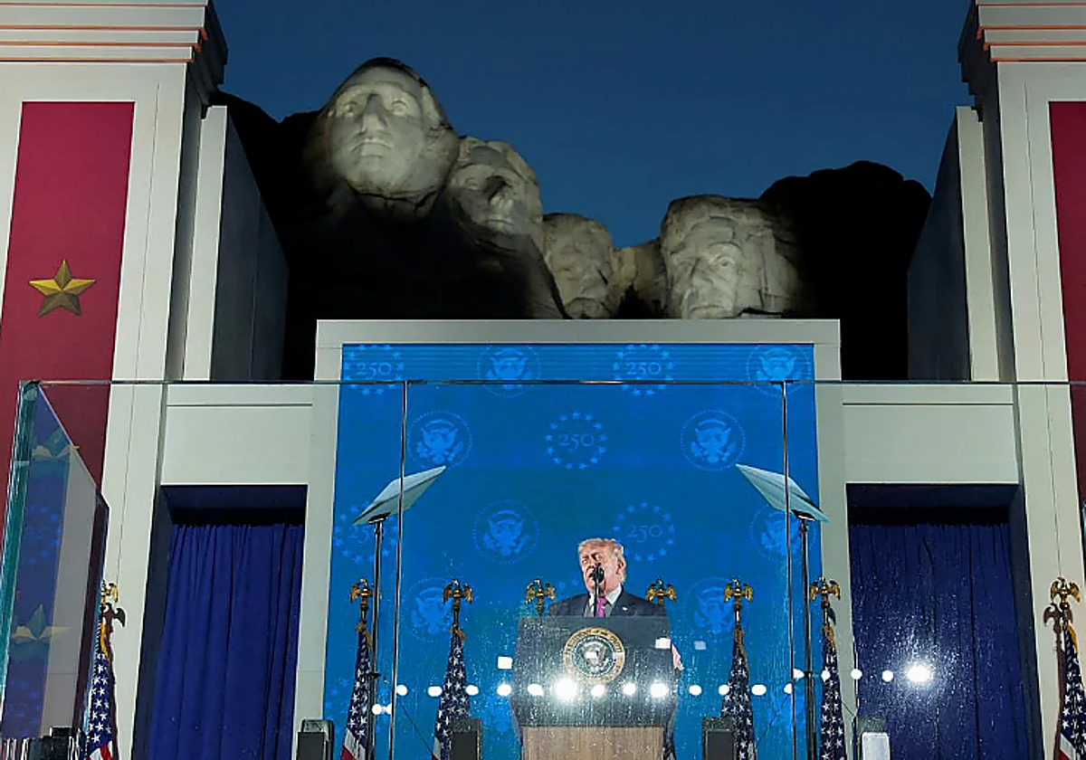 Trump reivindica en el Monte Rushmore, donde aspira a ver su rostro, el regreso de la grandeza americana