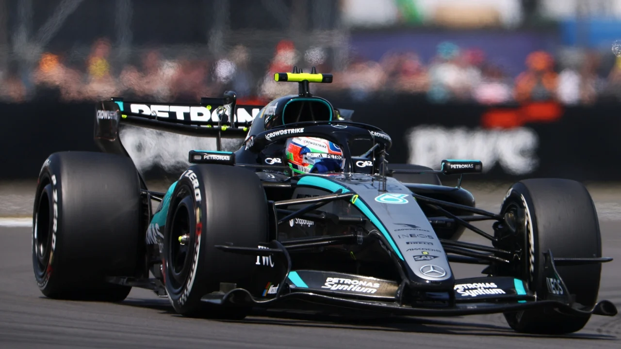 Antonelli le arrebata la Sprint a Hamilton y ambos golpean a Russell en su casa